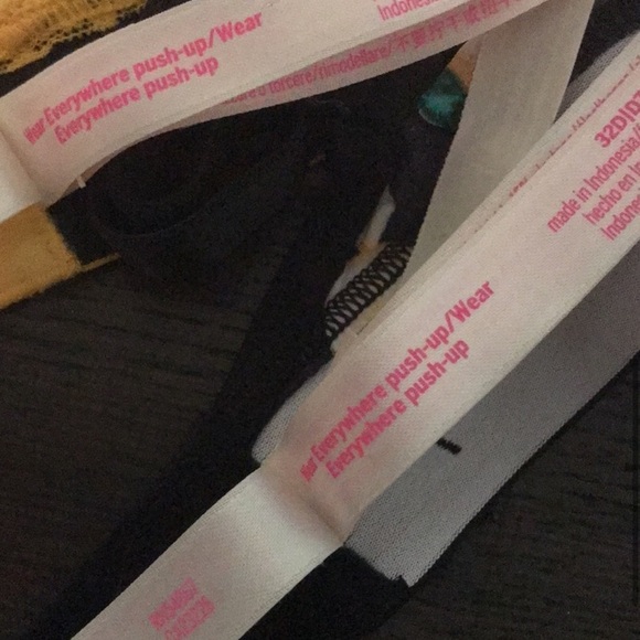PINK VS Bra Bundle 🍋 - Picture 2 of 2